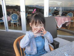 あっという間に最終日
パパ＆ママはお料理を取りにいったまま帰らず、退屈するにょにょ。
朝食会場の選択をミスしたかな？ゴメンね。

今日は風も強くないのでリゾート気分でテラス席を選択してみました。
１１月初旬の沖縄は過ごしやすくて良いですね。
