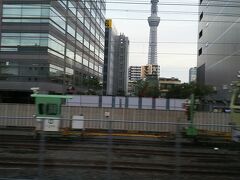 ビルの隙間から、東京スカイツリー。