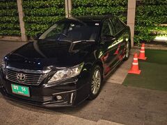乗ったのは、トヨタカムリでした。
料金は、1600B、約5000円。
ベンツやBMWを選択すると、もっと高くなります。

安くはないです。
しかし、料金交渉や、高速代金の支払い、運ちゃんのつり銭ネコババチェック、路肩走行などの荒い運転…面倒なことは一切ないホテル入りをしてみたくて。
たまには、いいでしょ。