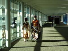 サテライト側のラウンジからCX509が出る本館側ゲート72へ向かう途中、振袖姿の空港スタッフが歩いていました。
なおこの日は、イミグレ前の空港案内所のスタッフの服装も振袖姿。日本の正月を海外の人にアピールするという国際空港ならではの取り組みだなと感じました。