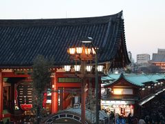 浅草寺を参拝しようとしたのですが、あまりの混雑ぶりにちょっと躊躇してしまいました…。
雷門の正面のちょっと敷居のたかそうなビルの2階から写真を撮っている人がいたので行ってみることにしました。
あまりにも立派な和風のビルだったので、呉服屋さんか何かと思っていたら、浅草文化観光センターでした。全然welcomeだったのです！！