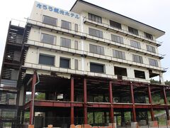 たろう観光ホテル
以前は、ビジネスや観光客が泊まっていたホテルです。

東日本大震災で被災し、2016年4月から震災遺構として
一般公開されています。
すぐそばには駐車場もありました。
6階建ての４階まで浸水。１、２階は骨組みだけが残っています。