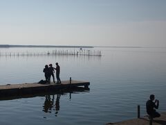 バスを乗り継いで約30分ほどで、湖に到着。