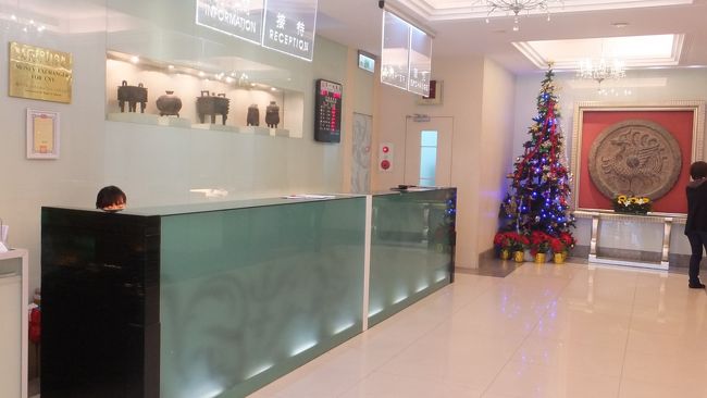 フロントです。<br />昨日のチェックイン時にいた、感じの悪いおにいさんは居ませんでした（笑）。