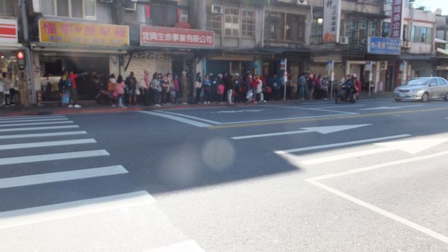 駅の改札出たところにあった案内通りに進むと、左手に大きなマンションがあり、それに沿って１００Ｍほど進むと、右側に「聖尊廟」というお寺があり、大きい通り（「木柵四段」）に出ます。<br /><br />道路を渡ったところにバス停があって、各方面行きのバスが停まります。<br />すでに大勢が並んでいます。