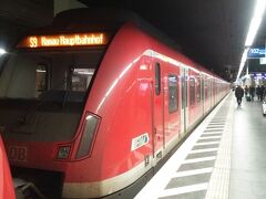 フランクフルト中央駅 Frankfurt Hauptbahnhof に到着。
空港駅から4つ目、11分。
Sバーンのホームは地下にある。