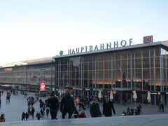 ケルン中央駅 Koln Hauptbahnhofはとてもきれいな構内。
外に出ると大聖堂がそびえたっていました。
