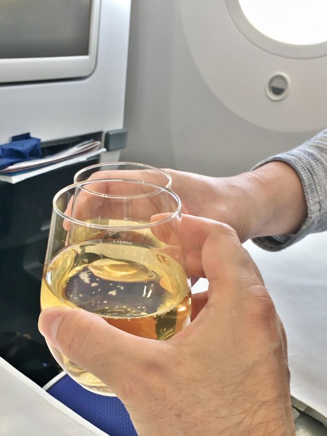 偶然にも同じ機体の隣同士ということで乾杯！