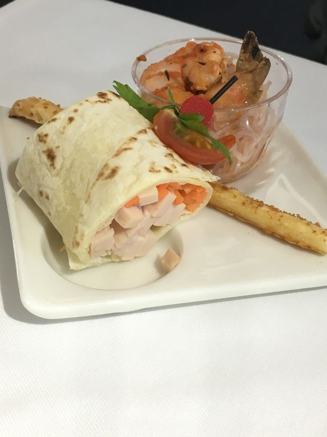 ミール開始っすね<br /><br />タイ風ってことらしい。男子ＣＡさんのたどたどしくも心地よい説明を聞きながらスタートです