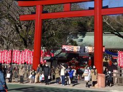 その突き当りが浅間神社。

とはいえ、まず目に飛び込むのは浅間神社ではありません。