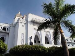 8:45【ヤンゴン市庁舎】

ロータリー沿いにある真っ白な大きな建物はヤンゴン市庁舎だそうです。
門の前では警備員が立っていました。。