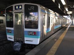 松本駅５番線から15時55分発の小淵沢行1536M列車に乗車する。
下諏訪駅まで30分余り、運賃ジャスト500円の鉄旅だ。
座席はロングシート、車窓も単調な郊外の風景が続き、なかなか旅情に乏しい。
塩尻駅で篠ノ井線と分かれ中央本線へ。
ここから東京駅に至るJR東日本管轄の部分を、正式名称ではないが「中央東線」と呼称することも。
名古屋駅までのJR東海管轄部分は、もちろん「中央西線」という。