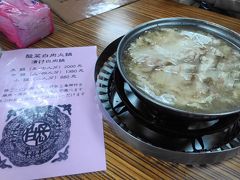 夕食は「長白小館」にて酸菜白肉鍋。

夏はお店がお休みなので、お辞儀90度で有名な「鼎王麻辣鍋」で食べた程、酸菜白肉鍋がお気に入り。
白菜とお肉を追加注文。