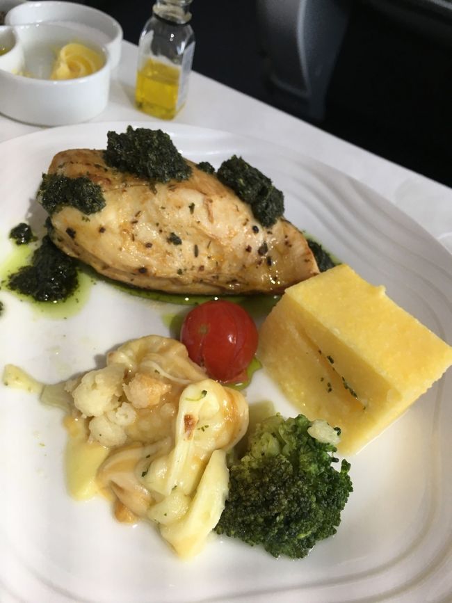 Ｄｉｎｉｎｇ　ｈで魚系が続いたので洋食のチキンを。バジルが効いてます