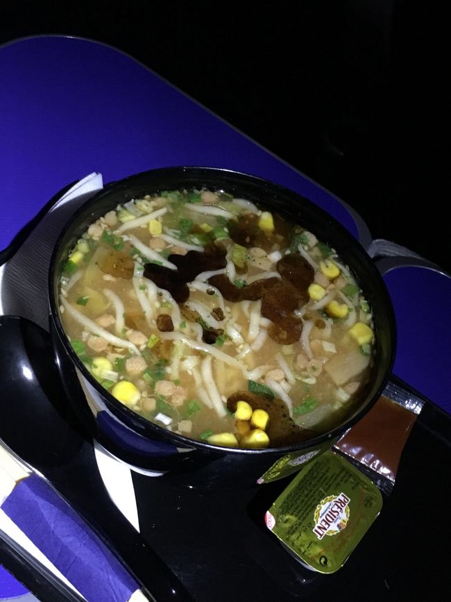 軽く映画２本くらい見て、到着２時間前に一風堂ラーメン。バターと味噌付きです。麺はちょっと残念でしたが、機上ではこれが限界か。<br /><br />このあとお酒で寝に入っていてギリギリで起きたこぶぞうさんがラーメンを、私は前回目茶苦茶旨かったカレーを注文しましたが、残念ながら時間切れ。