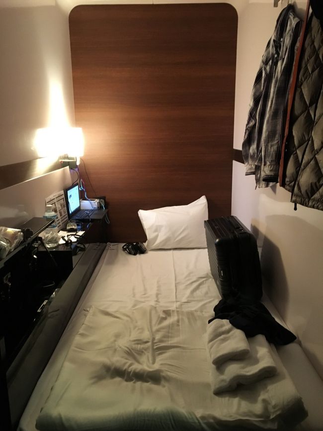 ミー太郎さんに鋭い走りでＴ１まで送っていただき、ファーストキャビンへ。私はこちらで宿泊です。しかし、海外日帰り、空港１泊ってどういう旅なんだろう...<br /><br />今日はビジネスクラスです。狭いです（汗