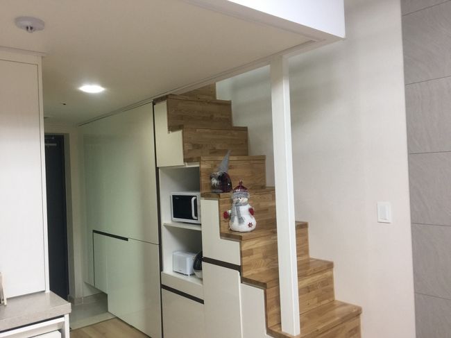 ロフトがあり、上にもクイーンサイズベットがあります。<br /><br />下は私、起きない娘は上。ストレスフリーです。<br />