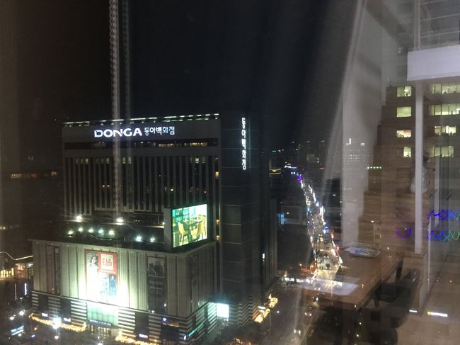 お部屋から外の景色です。<br /><br />大邱の繁華街、東城路（トンソンロ）、地下鉄半月堂駅（パンウォルタン）出てすぐの宿。<br /><br />向かいはトンア百貨店です。<br />