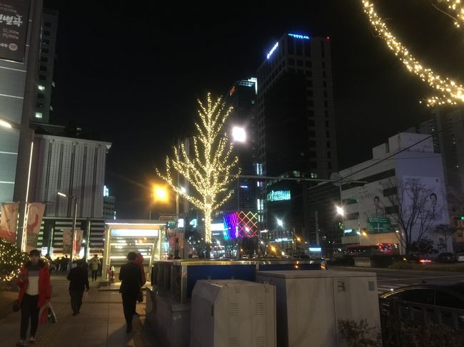 クリスマスのイルミネーションが残ってます。<br /><br />何故？と韓国人に聞いたところ、片付けるのがめんどくさいからとの事。