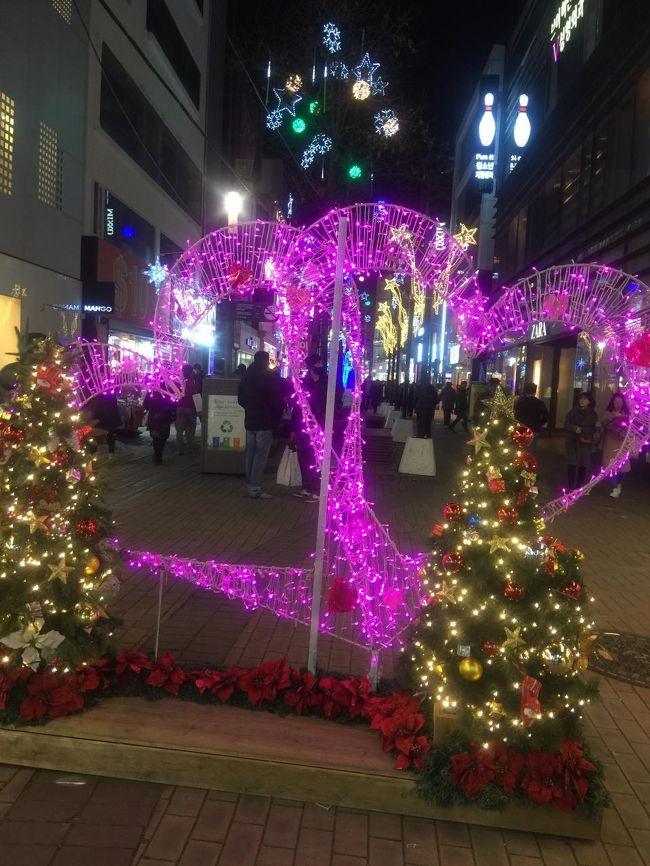 荷物をおいて繁華街に繰り出します。