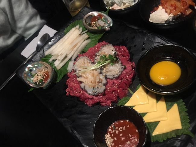 日本では食べられないユッケにアワビをのせ。<br /><br />久々のユッケ、それにごちそうアワビ、感激です！