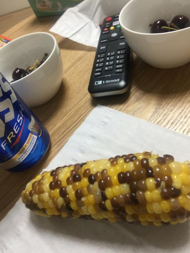 屋台でこんなトウモロコシを買って帰りました。<br />食べたことのない、もちもちしたトウモロコシです。