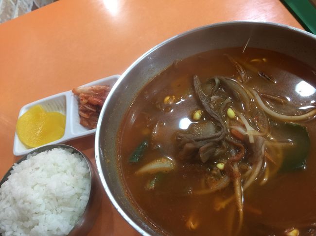 朝食、またユッケジャン。<br /><br />昨日のは辛くて食べれなかったので、リベンジです。