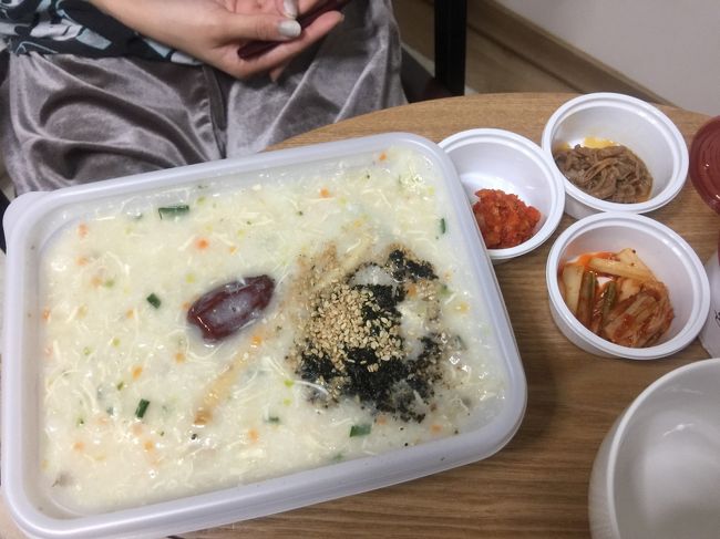 娘は体調悪く、おかゆを調達しました。<br /><br />本粥（ポンジュク）のテイクアウト、サムゲタン風粥。