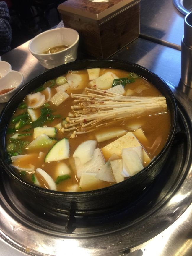 味噌汁、テンジャンチゲを頼みましたが、鍋のような大きさ。