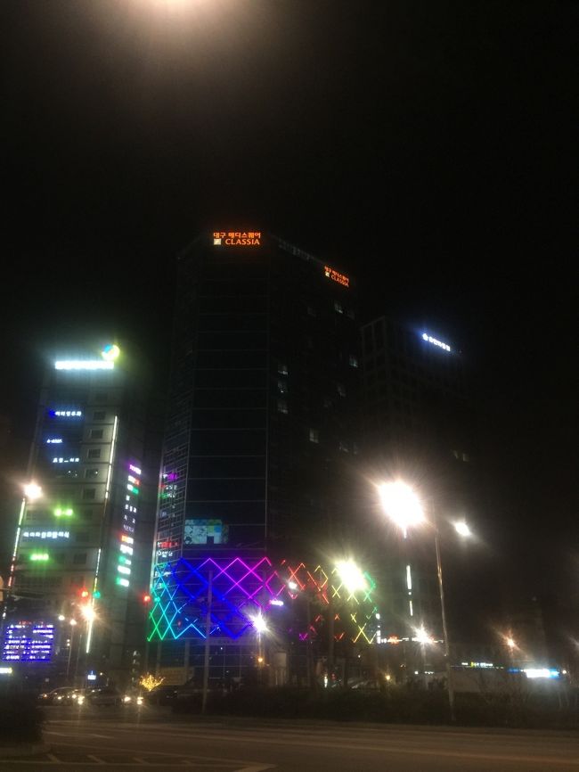 今回はじめてエアビーでお部屋を借りました、<br /><br />夜の宿の外観。。<br /><br />遠くからでもわかるので方向オンチな私は助かりました。