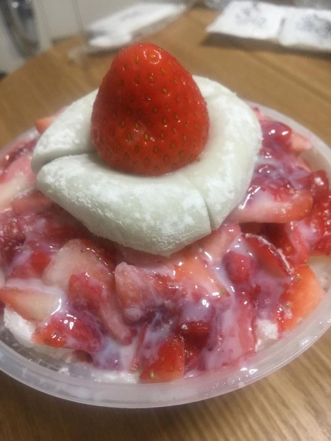 ジャジャーン。イチゴかき氷。大福付き、笑。