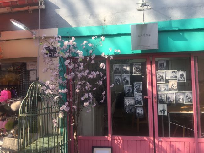 白黒写真館。<br /><br />レトロな雰囲気を醸し出しています。<br />