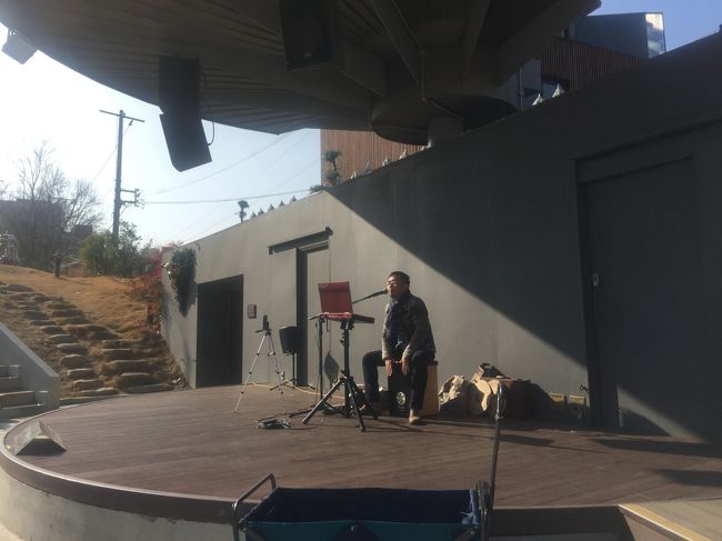 野外コンサート会場で、ライブやってました。<br /><br />歌はもちろん、キムグァンソク。<br /><br />この旅行を計画してから毎日キムグァンソクの歌を聞いてました。<br /><br />歌声が胸に染みます。<br />