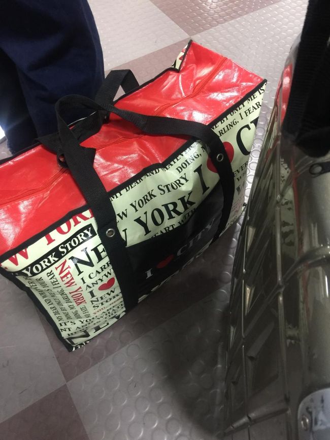 ふとん袋みたいなカバン。<br /><br />中はすべていただきものの海苔なので軽いです。<br /><br />みんちゃん、ありがとう。