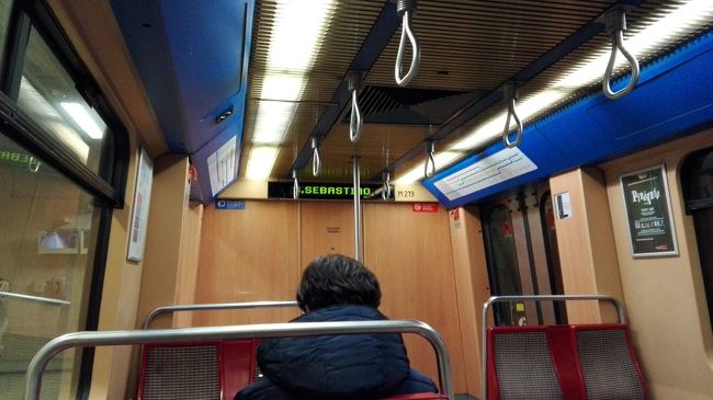 リスボン空港に着いてから、すぐに地下鉄の空港駅の窓口向かって、IC乗車券を２０ユーロ分(約２５００円分)入れた上で購入しました。<br />それから地下鉄アンジョス駅近くにある、ブッキングドットコムで予約していた『リスボンパラダイス　(バス共同シングル１泊１７ユーロ×２泊分=３４ユーロ)』に向かうべく、地下鉄に乗りました。<br />リスボンの地下鉄は、なぜかロングシートでなく、向かい合わせのクロスシートだったので、割合楽な感じもしました。<br />