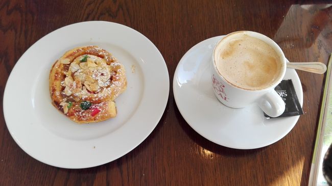 そこの中華バイキングレストランは、正午１２:００開店と言うことで、まだ時間が３０分くらい速かったので、時間つぶしのためにまたホテルレアルパルケに戻り、一階にある併設カフェで少しゆっくりしました。<br />やはりポルトガルだけあって、パンからして美味いです。