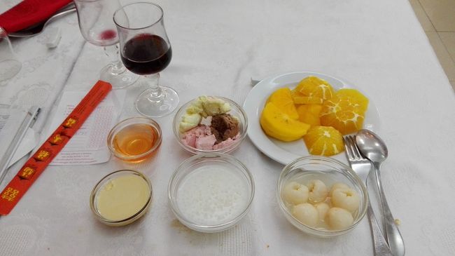 デザートは、どちらかと言えばフルーツが主流…と言った感じでしたが、こちらもなかなか美味かったです。<br />バイキング&amp;ワイン２杯で、確か１２ユーロ(約１５００)でした。<br />そこで、約２時間食べ続けました。