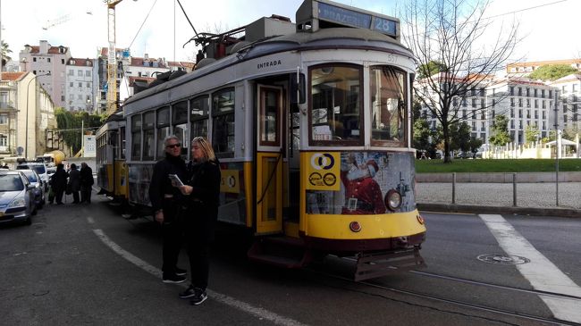 満腹になった後は、リスボン名物の路面電車に乗るべく、地下鉄駅まで歩きました。<br />リスボンの路面電車は、かなりレトロな車両で、しかも旧市街のアルファマ地区の狭い坂道を威風堂々と闊歩して行くので、そこがまた楽しかったです。