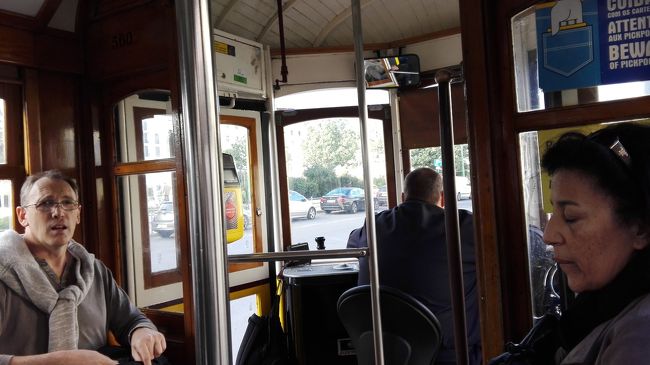 リスボンの路面電車は、乗っていることそのものが観光なのでは？！と言った印象も受けました。<br />アルファマ地区の古い街並みを歩道すれすれで突き進む感じだったので、かなり圧倒させられるものがありました。<br />