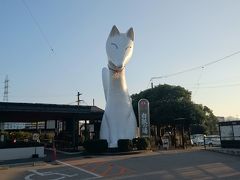 湯田温泉を見つけた白狐の大きな像がある湯田温泉駅。
曜日や時間によってはSLも走る。