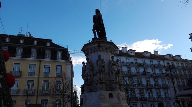 路面電車を降りた後は、広場周辺をひたすら散策していた感じです。<br />リスボンは、街並みがまるでテーマパーク？！と言った感じなので、とにかく退屈しなかったです。<br />