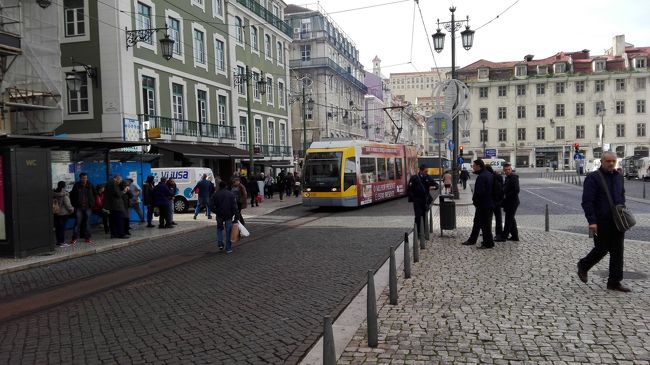 何と、新型路面電車を発見しました。