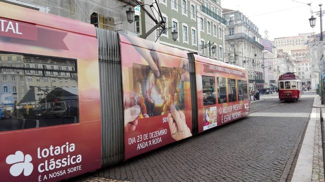 新型路面電車を間近で見たら、こんな感じでした。<br />乗らなかったのは、残念かな？！と思いました。