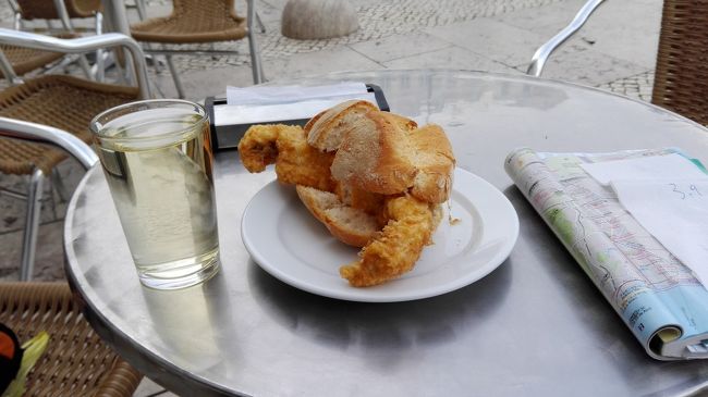 その日の昼食は、ロシオ広場に面したカフェで、タラのサンドイッチでした。<br />かなり大きく切っていて、腹にはたまる感じでした。<br />しかも結構美味かったです。<br />しかし、ぶっとい骨も何本か混じっていて、口から出す場面もいくつか…と言った感じでした。<br />白ワインとあわせて頼んで、併せて４ユーロ(約５００円)でした。<br /><br />