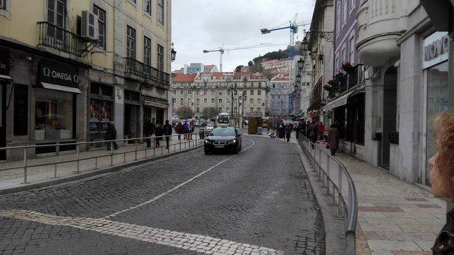 この風情がたっぷりあるエリアから、できればもう少し居たかったですが、今回のリスボン巡りのハイライト？！とも言える、『ユーラシア大陸最西端のロカ岬』に行く必要もあったので、また地下鉄ロシオ駅に向かい、ポルトガル国鉄近郊鉄道駅がある、カイスドソドレ駅に向かいました。<br />