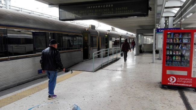 カイスドソドレ駅で、カスカイスに向かう近郊電車を写しました。<br />カスカイス行きの近郊電車は、本数も結構多くて、カスカイスまではテージョ川を眺めながら、約４０分でした。