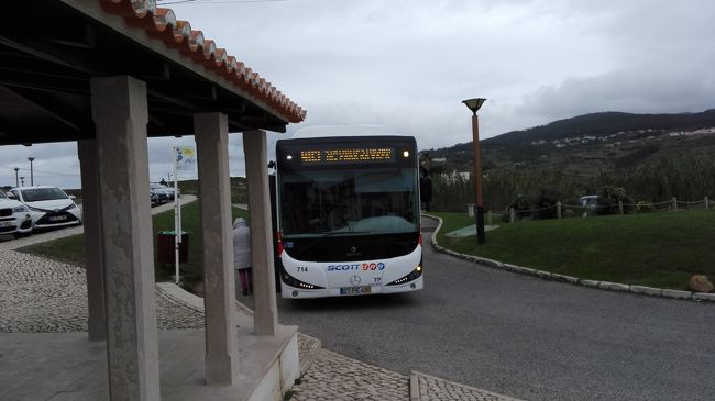 カスカイス駅からロカ岬まで利用したバスです。<br />片道約３０分でした。<br />こちらは、現金払いで片道３.２５ユーロ(約４００円)でした。<br />乗り場は、カスカイス駅から少しだけ歩いたところにあるショッピングセンター１階の一角にありました。<br />