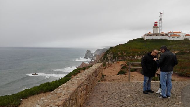ついにたどり着きました！<br />ユーラシア大陸最西端のロカ岬です。<br />とにかく風が強く、『いかにも最果て！』と言った風情でした。<br />しかも、私がモニュメントに着いてからそんな経たない内に、雨が降って来たので、これはかなりこたえましたが、来て正解だった！と私は考えます。<br />さて、この後は、またリスボンのチェックアウトした宿に戻り、預けた荷物を引き上げなくてはならないので、遅くならない内にロカ岬を引き上げて、バス&amp;近郊電車でリスボンに折り返しました。<br />それから更に地下鉄で一旦宿に戻って、預けていた自分の荷物を引き上げて、また地下鉄でセッテリオスバスターミナルまで向かいました。<br />本当ならば、荷物があるからタクシーがベストでしたが、まだICの残高が残っていたのもあって、根性？！で重い荷物を引きずってセッテリオスバスターミナルに向かった次第でした。<br /><br />