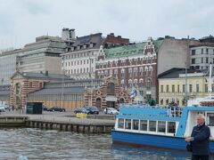 青い船の向こうに見える、低い方の茶色の建物がオールドマーケットホールです。

旅行前にガイドブックで予習していた時、何故かマーケット広場（野外の露店）とオールドマ－ケットホール（建物内のお店）の区別がつかなくて。現地でやっと理解しました。