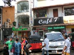 汗を掻いたところで、やはり仏歯寺の目の前にあるNatural Coffeeというカフェに入ります。
この写真だけ見ると中央の「Cafe 7」が妙に目立ちますが、Natural Coffeeはその左に緑の字で書かれている縦長のカフェです。